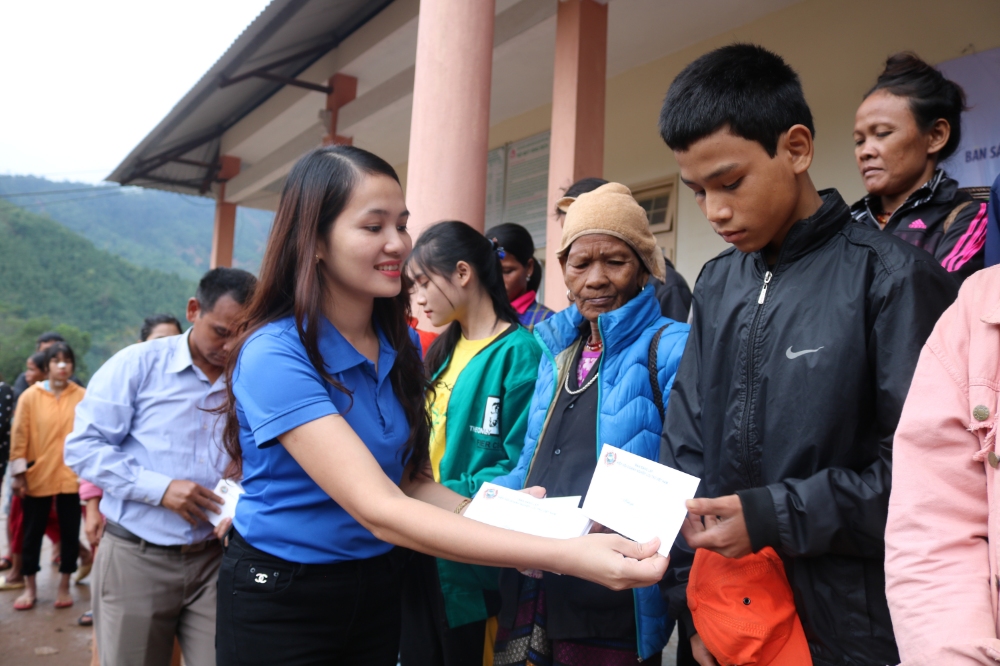Đoàn Khối Cơ quan và Doanh nghiệp tỉnh tổ chức chương trình Chung sức cùng nhân dân tỉnh Quảng Trị khắc phục hậu quả sau bão, lũ tại  xã A Vao – huyện Đakrông