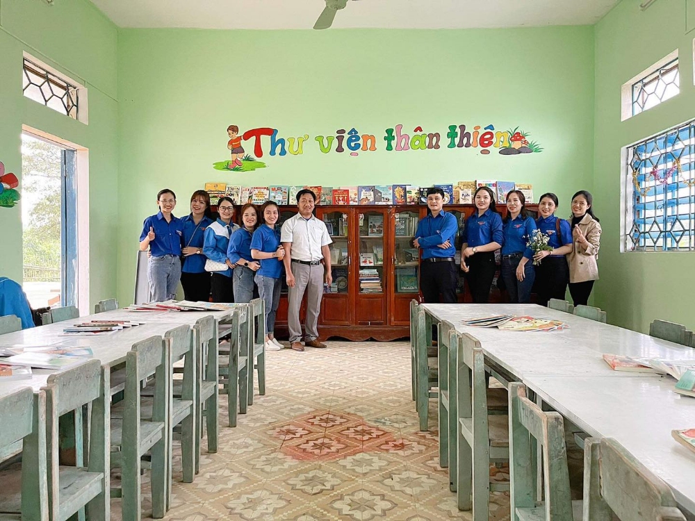 Chi đoàn Ngân hàng Nhà nước tỉnh Quảng Trị trao tặng công trình “Thư viên thân thiện” tại Trường Tiểu học số 1 Đakrông