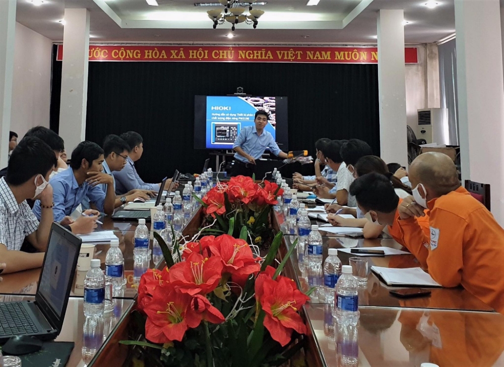 Đoàn cơ sở Công ty Điện lực Quảng Trị: Tập huấn chương trình kiểm tra hiện trường lưới điện