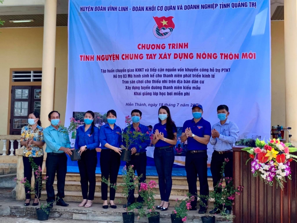 Tổ chức Chương trình “Tình nguyện chung tay xây dựng NTM” tại xã Hiền Thành
