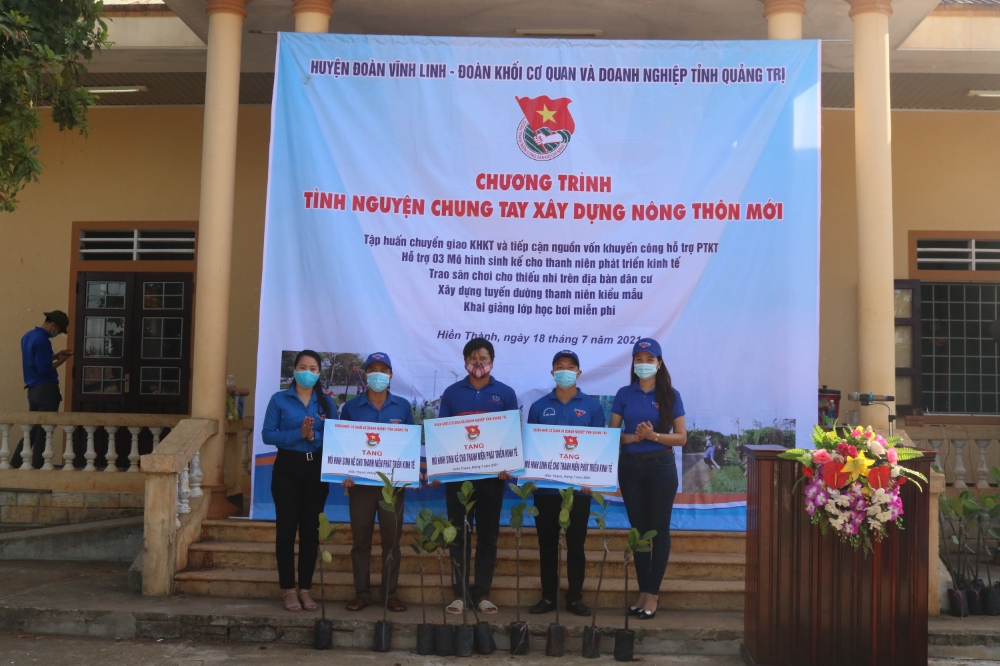 Đoàn Khối Cơ quan và Doanh nghiệp tỉnh tổ chức chương trình chung tay xây dựng nông thôn mới tại xã Hiền Thành, huyện Vĩnh Linh