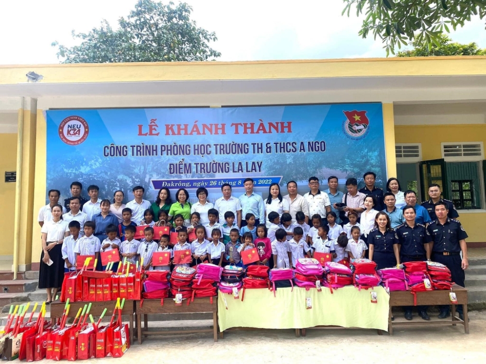 Đoàn cơ sở Cục Hải quan tỉnh Quảng Trị tổ chức khánh thành công trình Phòng học cho em ở điểm trường La Lay