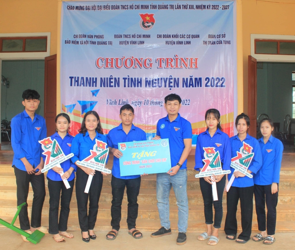 Chi đoàn Văn phòng Bảo hiểm Xã hội tỉnh trao tặng công trình Sân chơi cho em tại thôn Trung Nam, thị trấn Cửa Tùng, huyện Vĩnh Linh