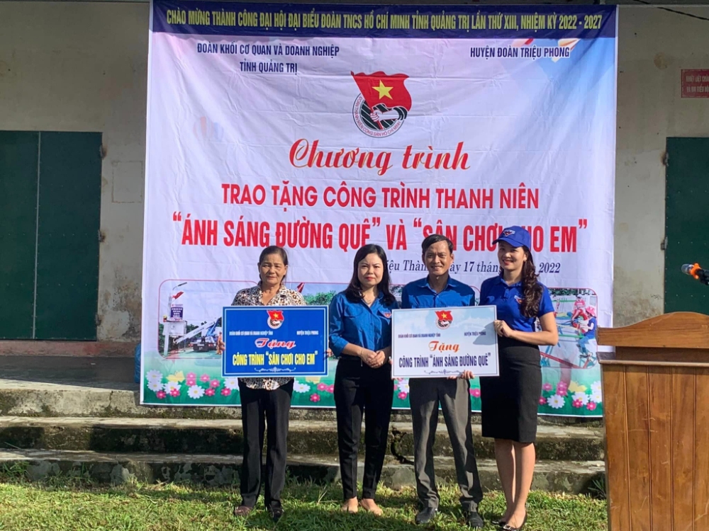 Đoàn Khối Cơ quan và Doanh nghiệp tỉnh trao tặng công trình “Ánh sáng đường quê” và “Sân chơi cho em” tại xã Triệu Thành, huyện Triệu Phong