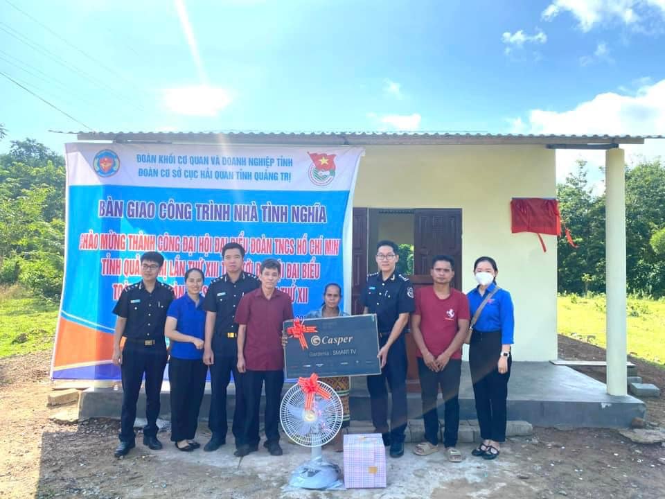 Đoàn cơ sở Hải quan Quảng Trị trao tặng Nhà tình nghĩa cho gia đình bà Hồ Thị Chơn, thôn Hà Lệt, xã Tân Thành, huyện Hướng Hoá