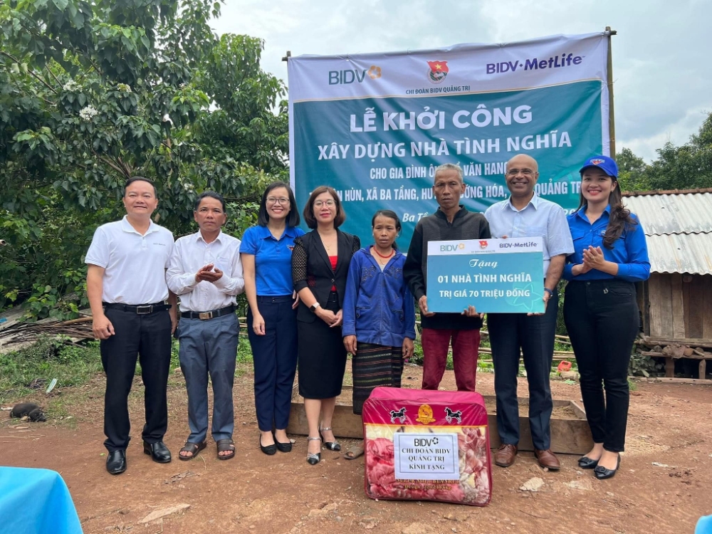 Chi đoàn Ngân hàng BIDV Quảng Trị tổ chức Lễ khởi công xây dựng nhà tình nghĩa cho gia đình ông Hồ Văn Hang, tại thôn Hùn, xã Ba Tầng, huyện Hướng Hóa