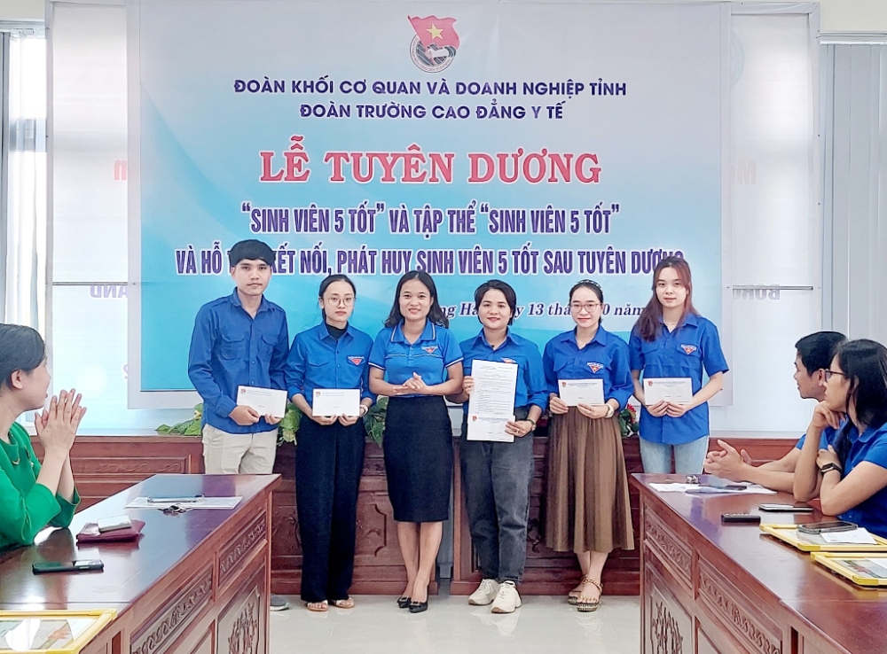 Đoàn trường CĐ Y tế Quảng Trị đã tổ chức Lễ tuyên dương "Sinh viên 5 tốt" và "Tập thể Sinh viên 5 tốt" năm học 2021-2022 và hỗ trợ, kết nối, phát huy Sinh viên 5 tốt sau tuyên dương