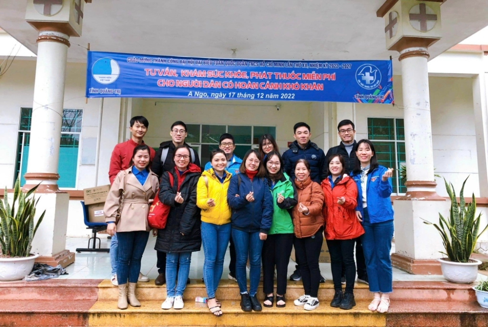 Đoàn Trường Cao đẳng Y tế "Tư vấn, khám sức khỏe, phát thuốc miễn phí cho người dân có hoàn cảnh khó khăn" tại xã biên giới A Ngo huyện Đakrông