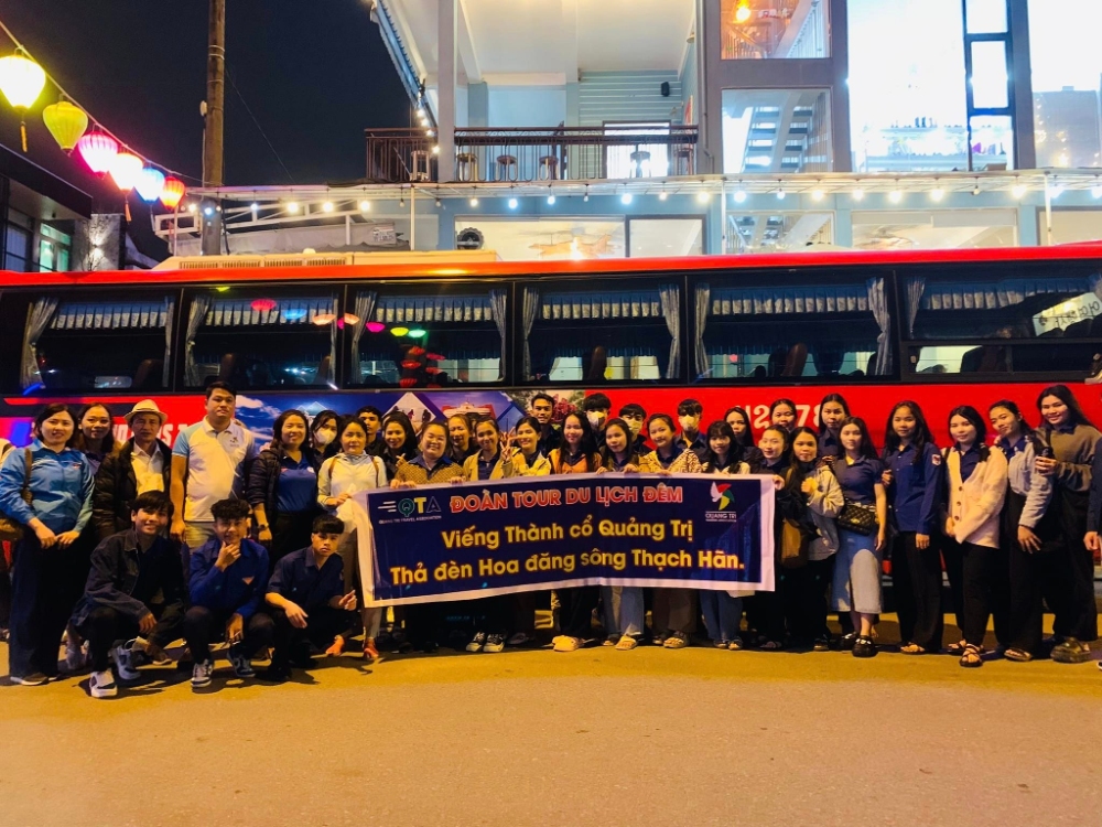 Đoàn Trường Cao đẳng Y tế tổ chức tour du lịch đêm đến Thành cổ Quảng Trị và Bến thả hoa sông Thạch Hãn