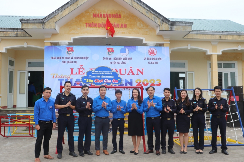 Đoàn cơ sở Cục Hải quan tỉnh Quảng Trị: Trao tặng công trình "Sân chơi cho em" tại xã Hải An, huyện Hải Lăng