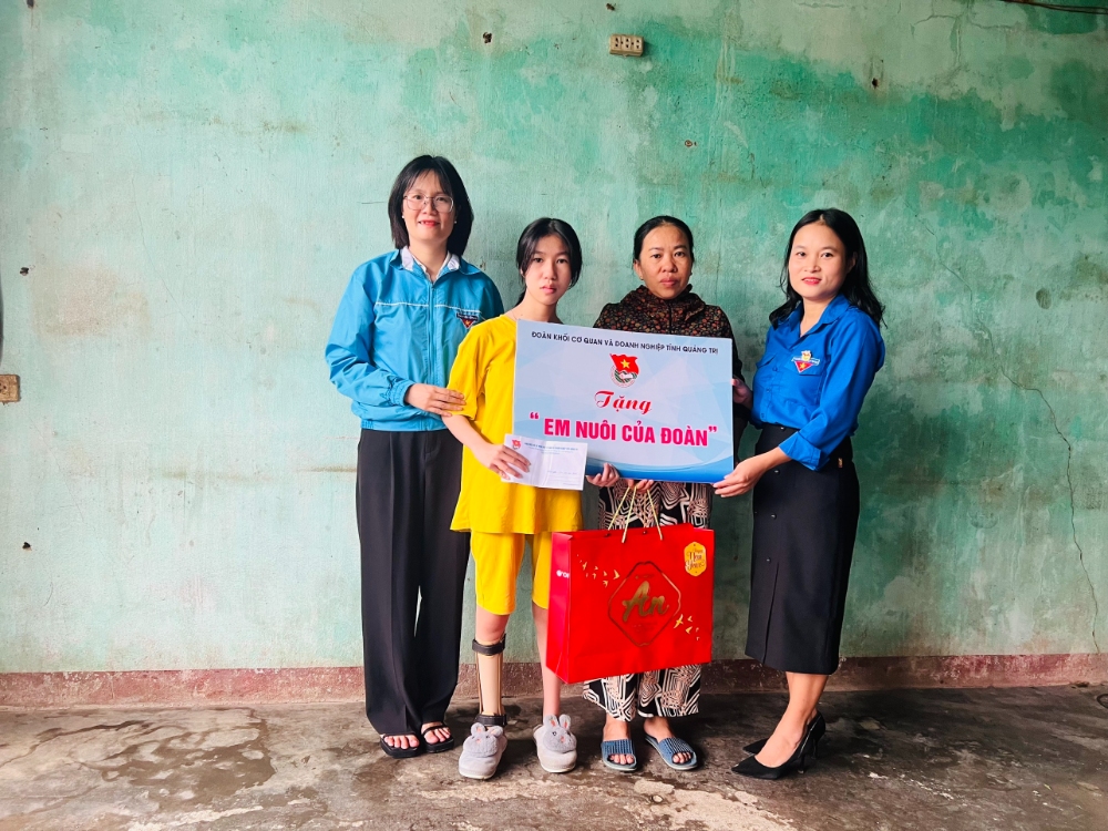 Đoàn Khối Cơ quan và Doanh nghiệp tỉnh trao tặng kinh phí đỡ đầu cho 02 “Em nuôi của Đoàn” trên địa bàn huyện Cam Lộ
