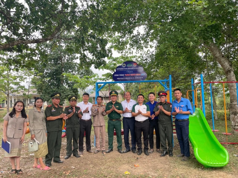 Đoàn cơ sở Tổng công ty Tổng công ty Thương mại Quảng Trị tặng công trình “sân chơi cho em” tại trường tiểu học và mầm non A Via, Cụm bản La Cồ, huyện Sepon, Lào.